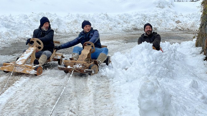 hafta-ici-kar-yagisinin-etkili-oldugu-rizenin-ardesen-ilcesinde-vatandaslar-tahta-arabalariyla-yer-yer-kar-uzerinde-yarisarak-doyasiya-eglendi-13.jpg