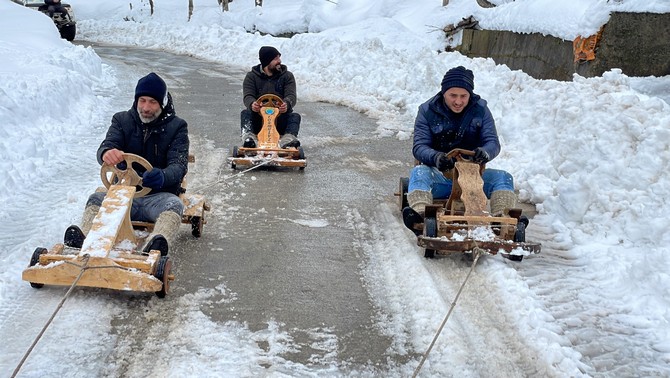hafta-ici-kar-yagisinin-etkili-oldugu-rizenin-ardesen-ilcesinde-vatandaslar-tahta-arabalariyla-yer-yer-kar-uzerinde-yarisarak-doyasiya-eglendi-15.jpg