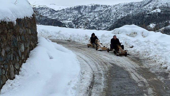hafta-ici-kar-yagisinin-etkili-oldugu-rizenin-ardesen-ilcesinde-vatandaslar-tahta-arabalariyla-yer-yer-kar-uzerinde-yarisarak-doyasiya-eglendi-16.jpg