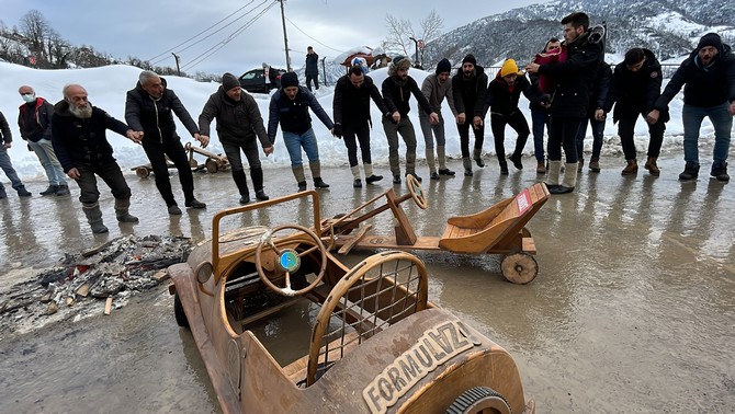 hafta-ici-kar-yagisinin-etkili-oldugu-rizenin-ardesen-ilcesinde-vatandaslar-tahta-arabalariyla-yer-yer-kar-uzerinde-yarisarak-doyasiya-eglendi-3.jpg