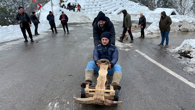 hafta-ici-kar-yagisinin-etkili-oldugu-rizenin-ardesen-ilcesinde-vatandaslar-tahta-arabalariyla-yer-yer-kar-uzerinde-yarisarak-doyasiya-eglendi-4.jpg