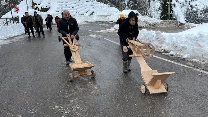 hafta-ici-kar-yagisinin-etkili-oldugu-rizenin-ardesen-ilcesinde-vatandaslar-tahta-arabalariyla-yer-yer-kar-uzerinde-yarisarak-doyasiya-eglendi-5.jpg