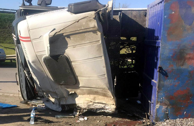 hamsi-yuklu-tir-devrildi-1-yarali-2.jpg hamsi-yuklu-tir-devrildi-1-yarali-2.jpg