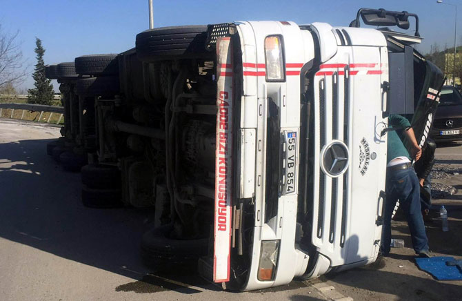 hamsi-yuklu-tir-devrildi-1-yarali-3.jpg hamsi-yuklu-tir-devrildi-1-yarali-3.jpg