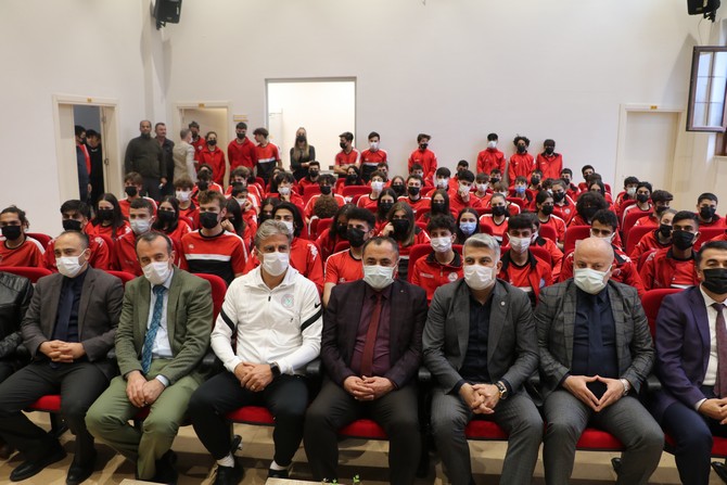 hamza-hamzaoglu-caykur-rizespor-kulubu-yonetim-kurulu-uyeleri-serkan-karavin-ve-hasan-yavuz-bakir-ile-rize-guneysu-spor-lisesini-ziyaret-etti-3.jpg