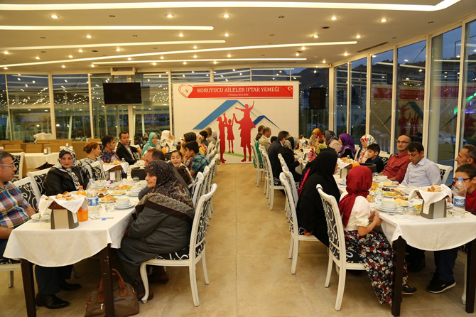 hanife-yazici,-koruyucu-aileler-ve-cocuklarla-iftar-yemeginde-bir-araya-geldi-1.jpg hanife-yazici,-koruyucu-aileler-ve-cocuklarla-iftar-yemeginde-bir-araya-geldi-1.jpg