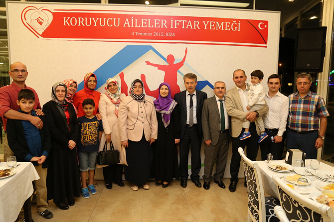 hanife-yazici,-koruyucu-aileler-ve-cocuklarla-iftar-yemeginde-bir-araya-geldi-2.jpg hanife-yazici,-koruyucu-aileler-ve-cocuklarla-iftar-yemeginde-bir-araya-geldi-2.jpg
