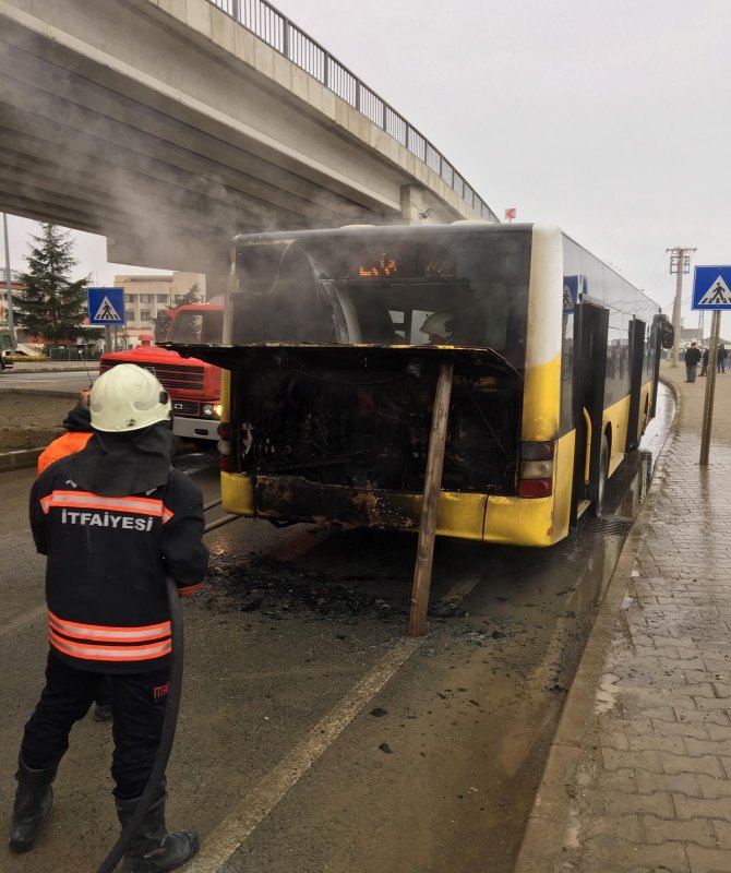 hareket-halinde-motoru-alev-alan-belediye-otobusu-korkuttu2.jpg