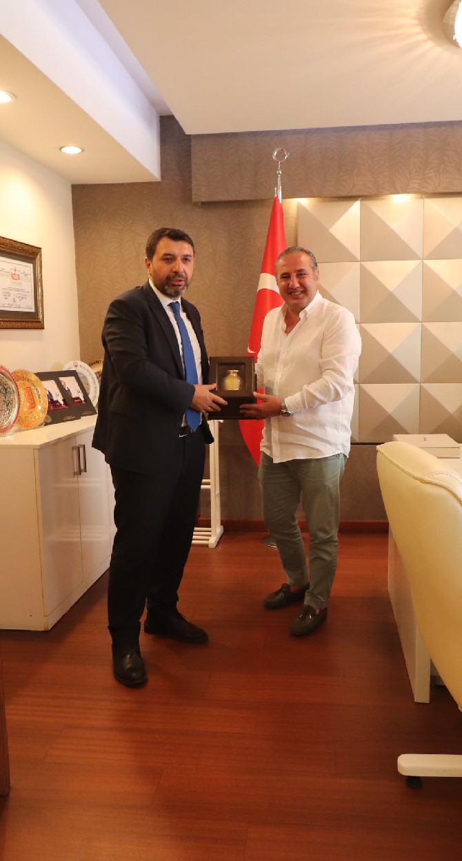 hasan-basri-kurt-beraberindekilerle-rize-ticaret-ve-sanayi-odasi-baskan-vekili-murat-artani-ziyaret-etti-3.jpg