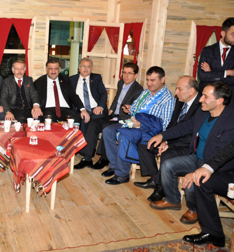hasan-karal-beyaz-cayi-tanitti-3.jpg