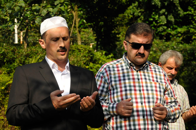 hasan-karal-ramazanin-ilk-gununde-hafiz-ethem’in-kabrini-ziyaret-etti--1.jpg