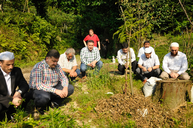 hasan-karal-ramazanin-ilk-gununde-hafiz-ethem’in-kabrini-ziyaret-etti--2.jpg