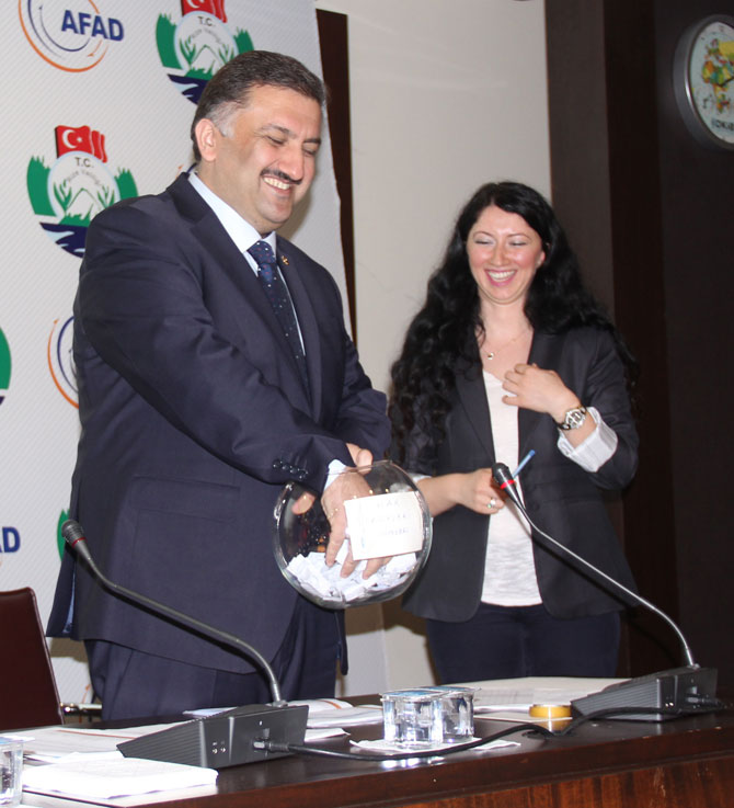 hasan-karal-rize’de-yapimi-tamamlanan-122-afet-konutu-duzenlenen-torende-cekilen-kura-ile-hak-sahiplerine-teslim-edildi.jpg hasan-karal-rize’de-yapimi-tamamlanan-122-afet-konutu-duzenlenen-torende-cekilen-kura-ile-hak-sahiplerine-teslim-edildi.jpg