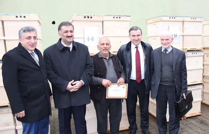 hasan-karal-ve-osman-askin-bak-tarafindan-44-ariciya-880-adet-kovan-dagitimi-yapildi.0.jpg hasan-karal-ve-osman-askin-bak-tarafindan-44-ariciya-880-adet-kovan-dagitimi-yapildi.0.jpg