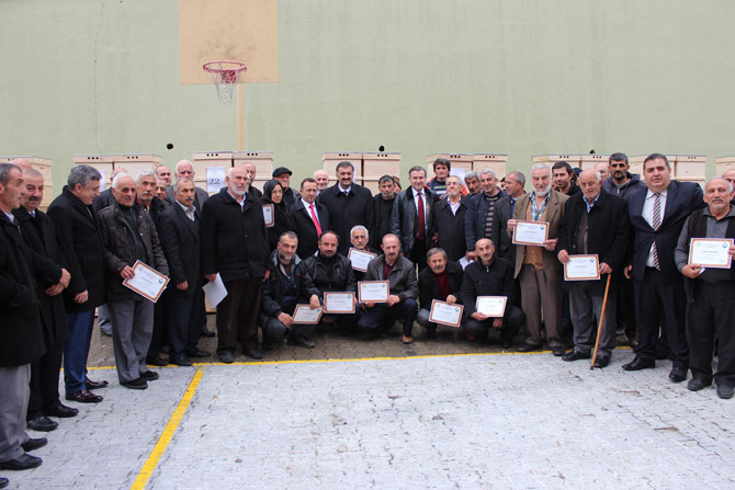 hasan-karal-ve-osman-askin-bak-tarafindan-44-ariciya-880-adet-kovan-dagitimi-yapildi.2.jpg hasan-karal-ve-osman-askin-bak-tarafindan-44-ariciya-880-adet-kovan-dagitimi-yapildi.2.jpg