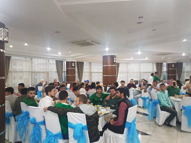 hasan-kartal-taraftarlarla-iftar-acti-(3).jpg