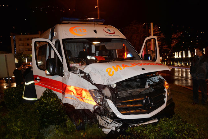 hasta-tasiyan-ambulans-kaza-yapti1.jpg hasta-tasiyan-ambulans-kaza-yapti1.jpg