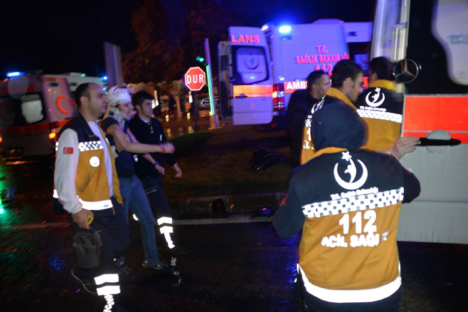 hasta-tasiyan-ambulans-kaza-yapti2.jpg hasta-tasiyan-ambulans-kaza-yapti2.jpg