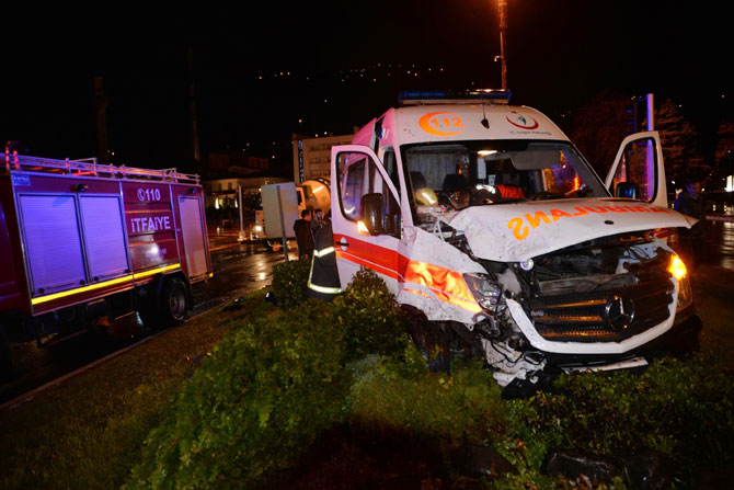 hasta-tasiyan-ambulans-kaza-yapti3.jpg hasta-tasiyan-ambulans-kaza-yapti3.jpg