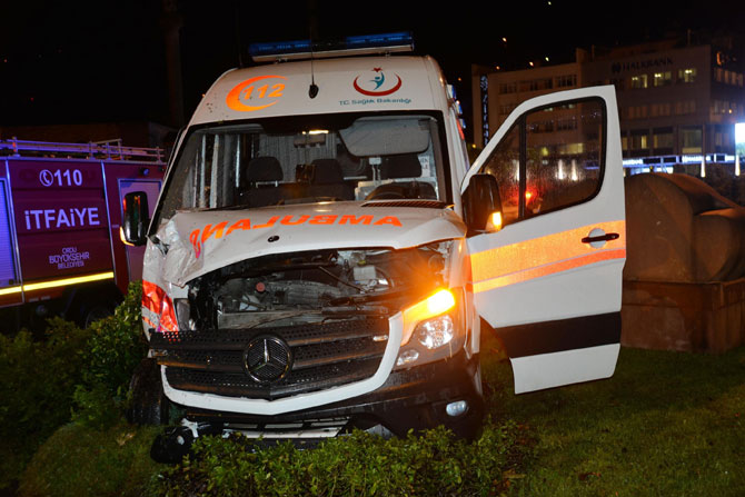 hasta-tasiyan-ambulans-kaza-yapti4.jpg hasta-tasiyan-ambulans-kaza-yapti4.jpg