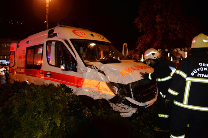 hasta-tasiyan-ambulans-kaza-yapti7.jpg hasta-tasiyan-ambulans-kaza-yapti7.jpg