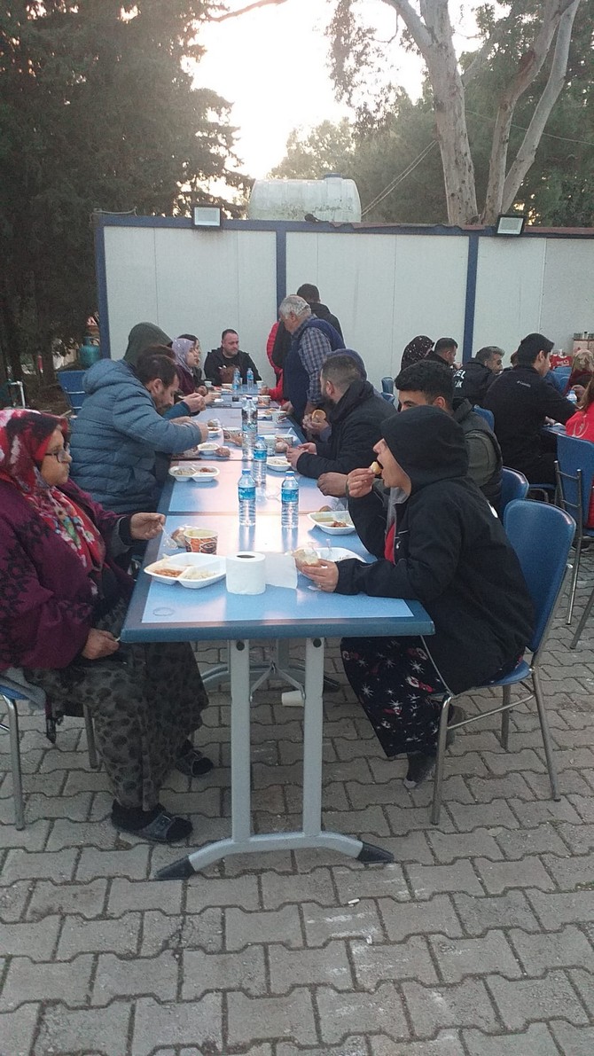 hatayin-kirikhan-ilcesinde-kurulan-rize-cadir-kentte-depremzede-vatandaslar-misafir-edilmeye-baslandi-1.jpg
