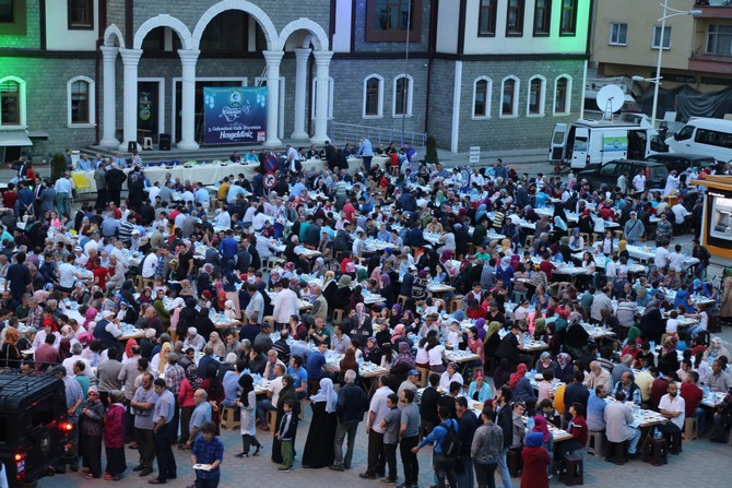 hayati-yazici,-cayeli-ilcesinde-iftar-programina-katildi-(2).jpg