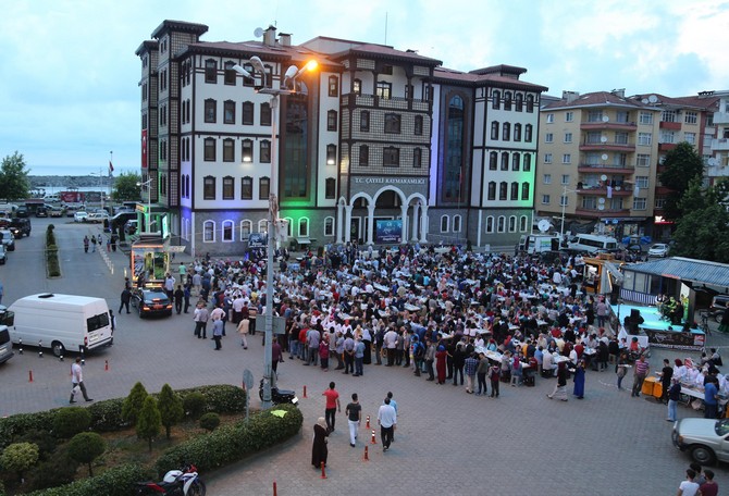 hayati-yazici,-cayeli-ilcesinde-iftar-programina-katildi-(3).jpg