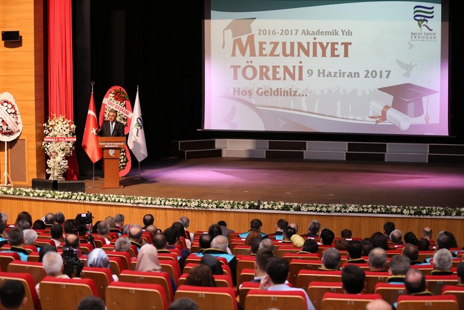 hayati-yazici-recep-tayyip-erdogan-universitesinin-2016-2017-akademik-yili-mezuniyet-torenine-katildi-(2).jpg