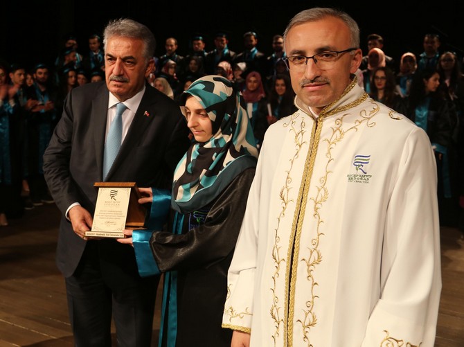 hayati-yazici-recep-tayyip-erdogan-universitesinin-2016-2017-akademik-yili-mezuniyet-torenine-katildi-(4).jpg