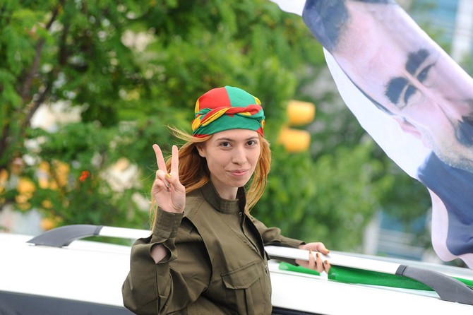 hdp’liler,-secim-sonucunu-bakirkoy’de-kutladi-(10).jpg