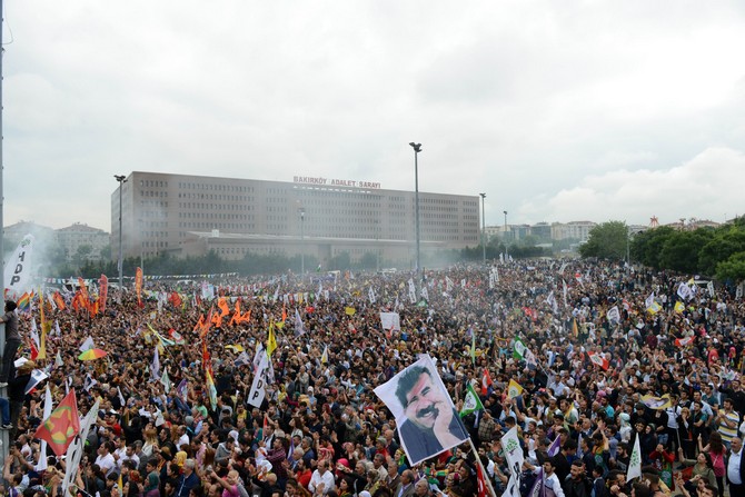hdp’liler,-secim-sonucunu-bakirkoy’de-kutladi-(11).jpg