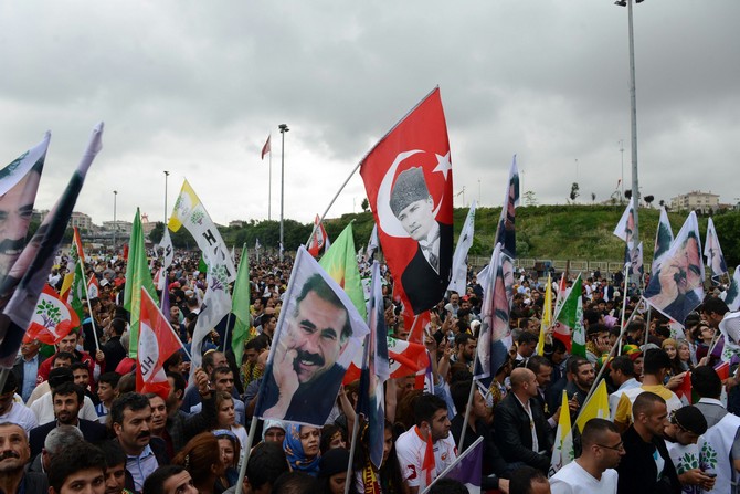 hdp’liler,-secim-sonucunu-bakirkoy’de-kutladi-(2).jpg