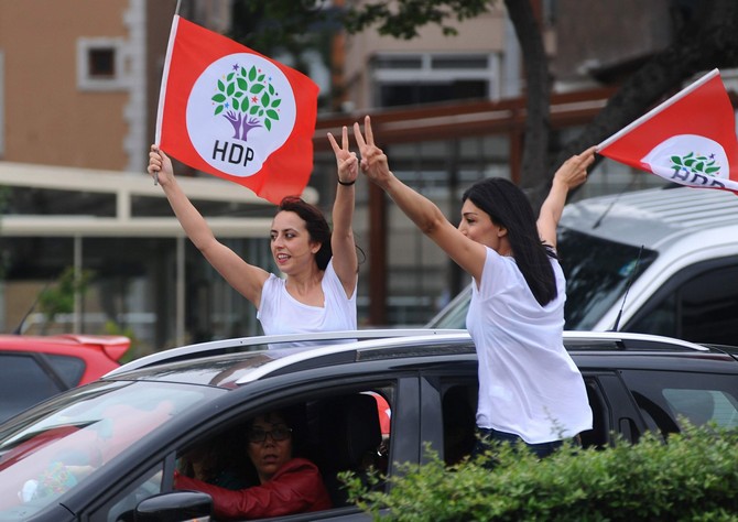 hdp’liler,-secim-sonucunu-bakirkoy’de-kutladi-(4).jpg