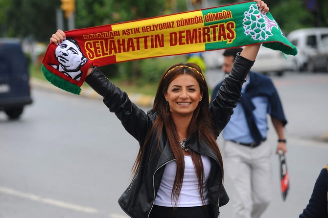 hdp’liler,-secim-sonucunu-bakirkoy’de-kutladi-(5).jpg