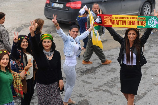 hdp’liler,-secim-sonucunu-bakirkoy’de-kutladi-(6).jpg