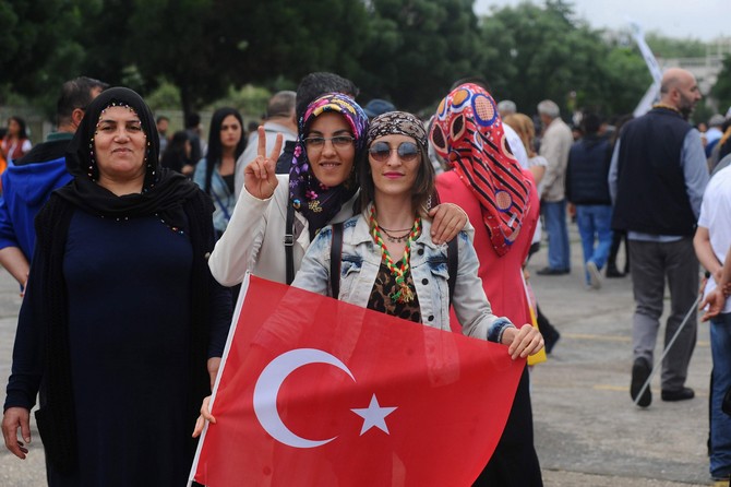 hdp’liler,-secim-sonucunu-bakirkoy’de-kutladi-(7).jpg