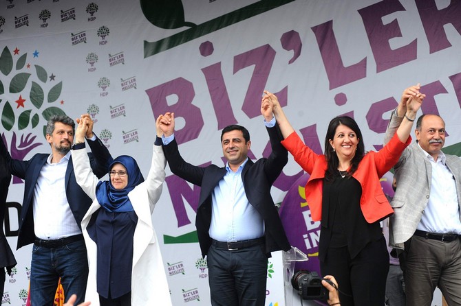 hdp’liler,-secim-sonucunu-bakirkoy’de-kutladi-(9).jpg