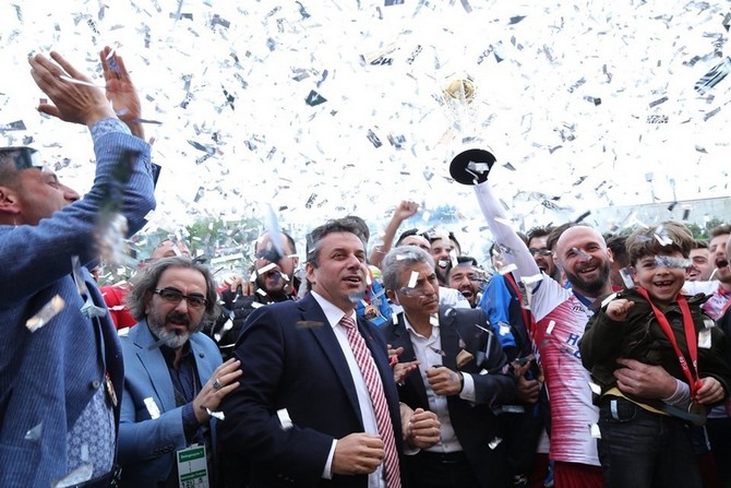 hekimoglu-trabzon,-sampiyonluk-kupasini-kaldirdi-(1).jpg