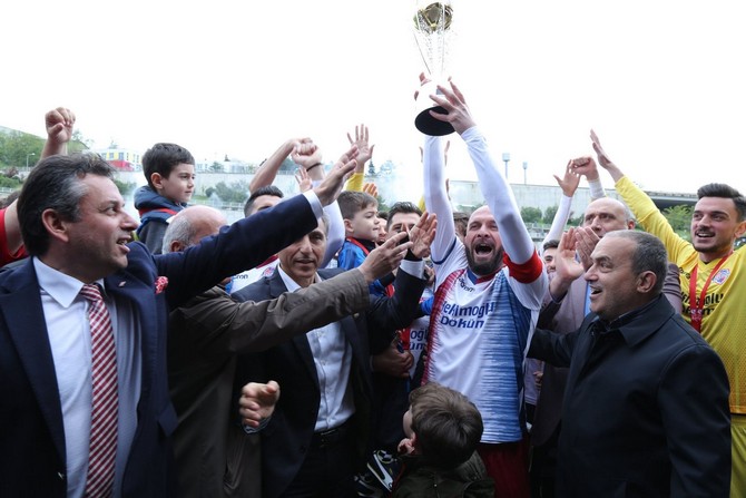 hekimoglu-trabzon,-sampiyonluk-kupasini-kaldirdi-(2).jpg