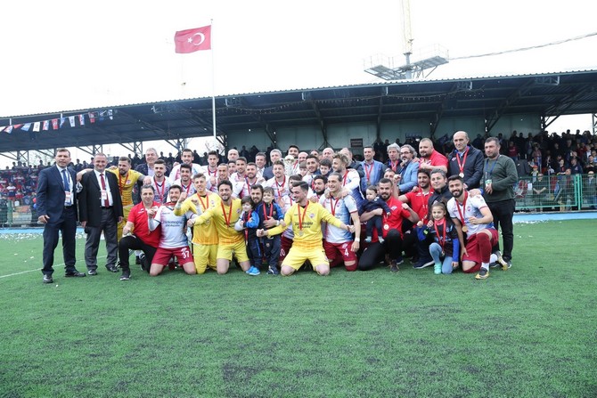 hekimoglu-trabzon,-sampiyonluk-kupasini-kaldirdi-(3).jpg