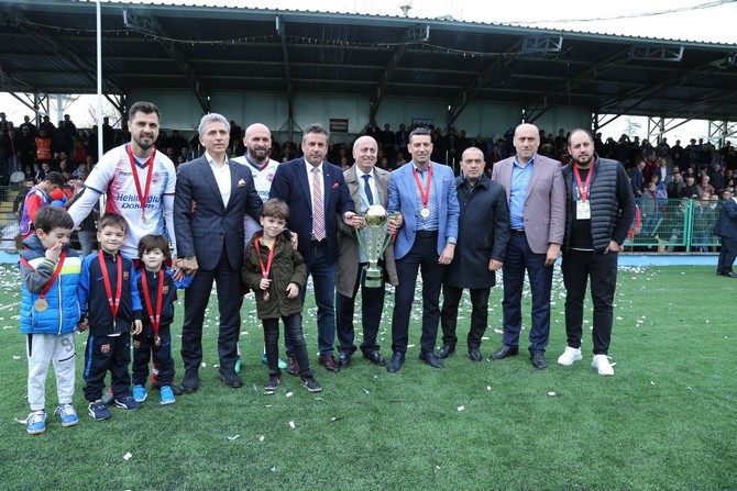 hekimoglu-trabzon,-sampiyonluk-kupasini-kaldirdi-(4).jpg