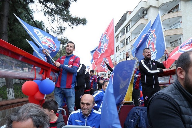 hekimoglu-trabzon,-sampiyonluk-kupasini-kaldirdi-(5).jpg