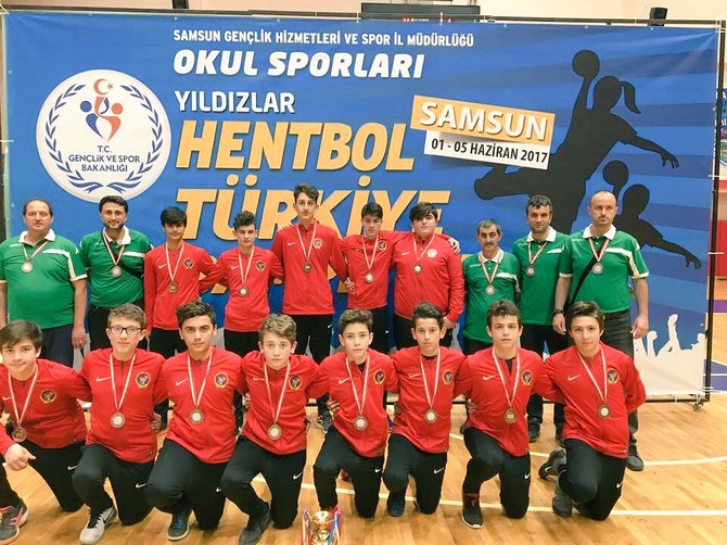 hentbol-turkiye-sampiyonasina-katilan-kurtulus-ortaokulu,-hentbol-yildiz-erkekler-kategorisinde-turkiye-3.’su-oldu-(1).jpg