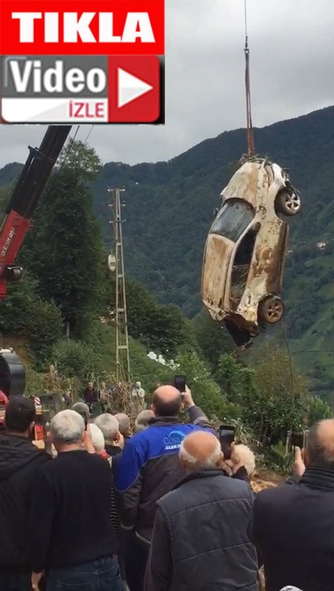 heyelanda-toprak-altinda-kalan-aracin-kurtarilmasini-merakla-izlediler.jpg