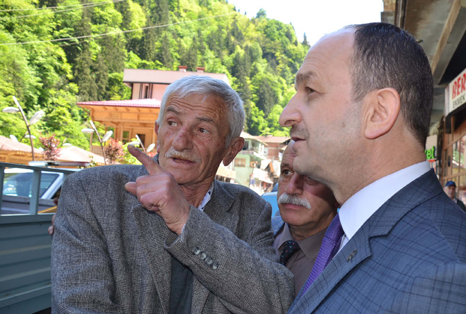 hikmet-ayar-secim-calismalarinda-3.jpg hikmet-ayar-secim-calismalarinda-3.jpg