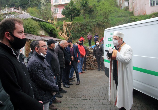 hollandada-yasadiklari-evde-cenazeleri-bulunan-anne-ile-iki-cocugu-ve-kayinvalidesi-giresunun-tirebolu-ilcesinde-topraga-verildi-(3).jpg