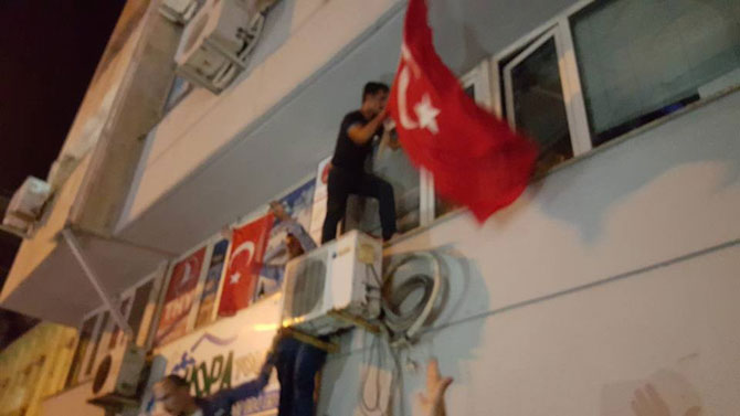 hopada-hdp-binasina-turk-bayragi-asildi-53.jpg