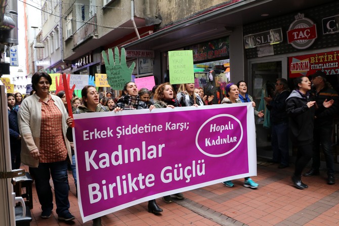 hopali-kadinlar-siddete-karsi-yurudu-(2).jpg