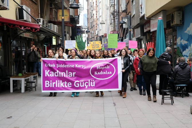 hopali-kadinlar-siddete-karsi-yurudu-(3).jpg